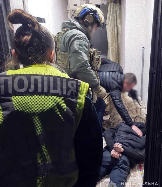 Вибивали гроші з пораненого військового та його дружини: на Житомирщині знову затримали рекетирів