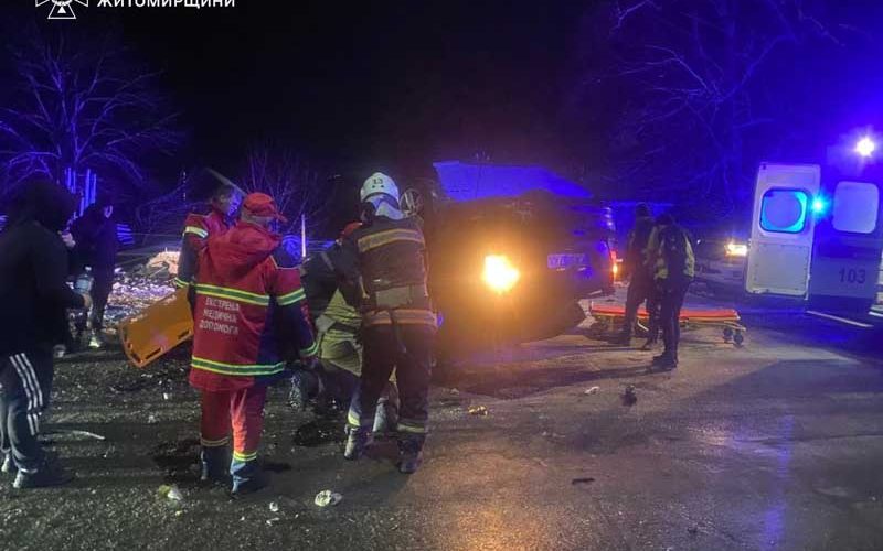 За добу рятувальники кілька разів допомагали водіям на дорогах області, а в Малині деблокували загиблого і травмованого в ДТП