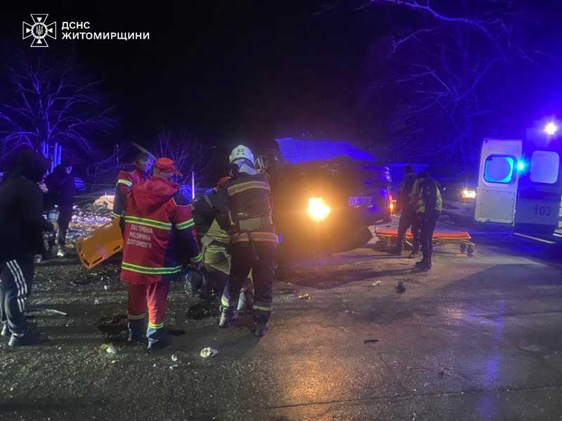 За добу рятувальники кілька разів допомагали водіям на дорогах області, а в Малині деблокували загиблого і травмованого в ДТП