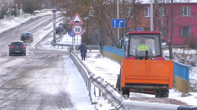 Як Коростень “зупинився” через негоду та що каже влада через непосипані дороги