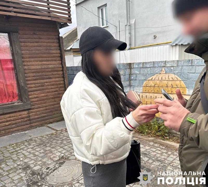 «Дочка потрапила в ДТП»: на Житомирщині затримали жінку, яка ошукала пенсіонерку на понад 380 тисяч гривень