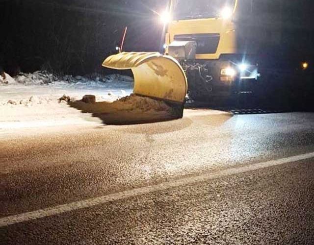 На дорогах Житомирської області проводять роботи з водовідведення, водіїв попереджають про ожеледицю