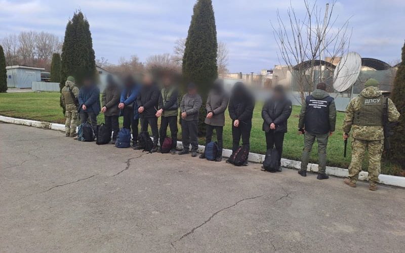 Їхали до Угорщини у бусі з подвійною стінкою: прикордонники викрили 8 чоловіків, серед них — житель Житомирщини