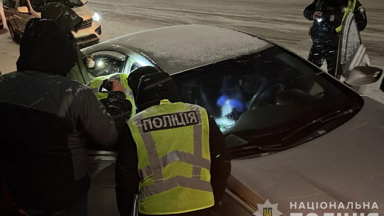 Викрали та вимагали 11 тисяч доларів неіснуючого боргу: правоохоронці затримали двох жителів Житомирщини