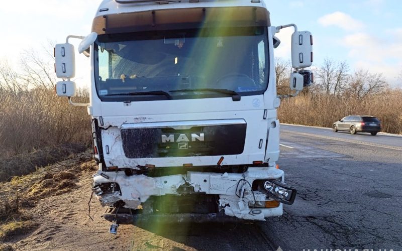 Смертельна ДТП на Житомирщині: внаслідок зіткнення вантажівки та легковика загинув один із водіїв