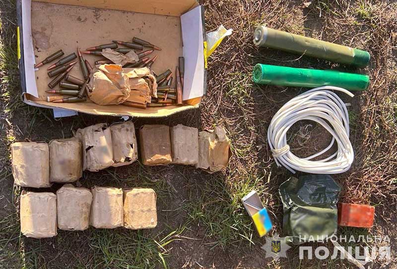 Торгували зброєю, яку привезли з зони бойових дій на Донеччині: на Житомирщині затримали двох ділків