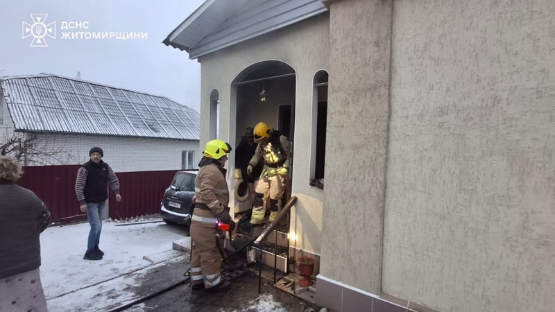 Намагався власноруч загасити: у Коростені на пожежі травмувався господар будинку