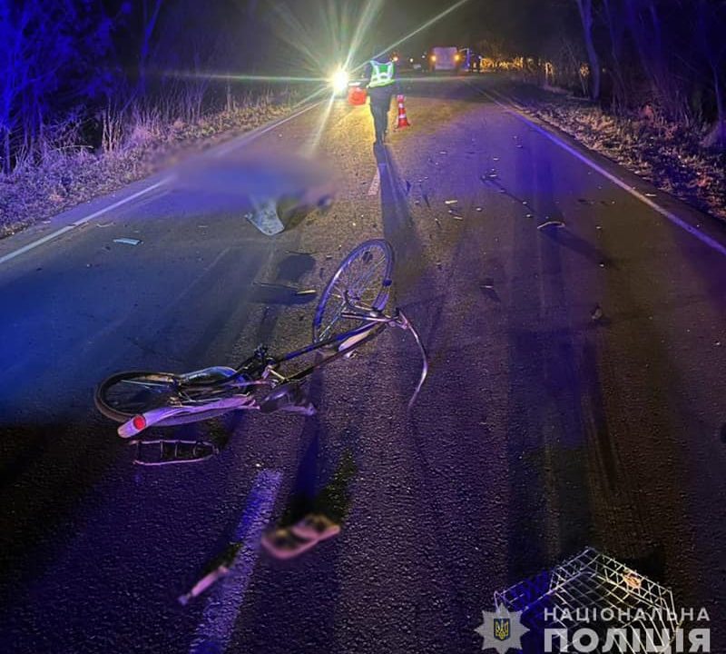 На автодорозі в Коростенському районі під колесами авто загинув велосипедист