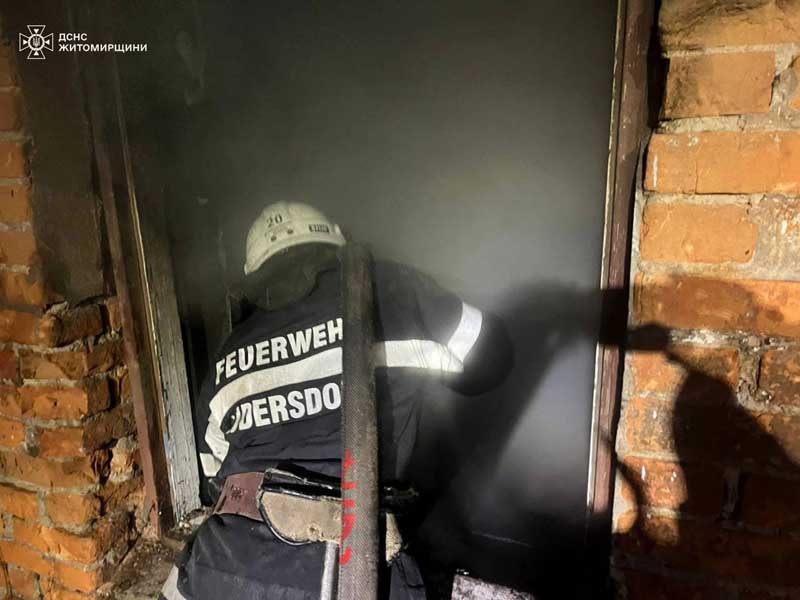 У селі Овруцької громади вогонь знищив дах житлового будинку та веранду