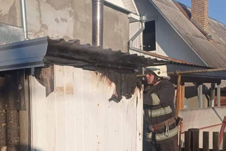 Напередодні Нового року на Олевщині горів будинок, вогонь встиг знищити дах