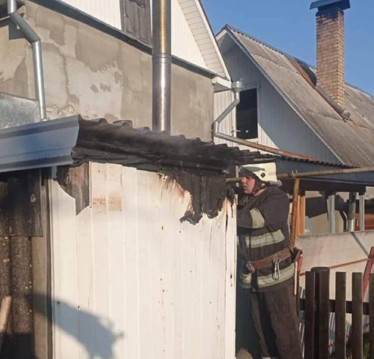 Напередодні Нового року на Олевщині горів будинок, вогонь встиг знищити дах