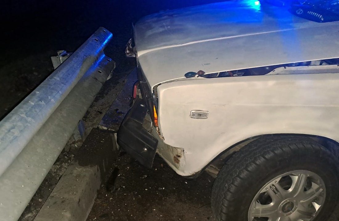 На автодорозі Малин-Українка п’яний водій на ВАЗ перевищив швидкість і в’їхав у відбійник: постраждала пасажирка