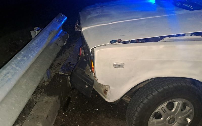 На автодорозі Малин-Українка п’яний водій на ВАЗ перевищив швидкість і в’їхав у відбійник: постраждала пасажирка