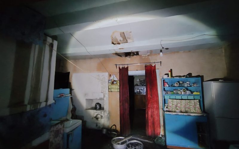 Минулої доби рятувальники Овруччини виїжджали ліквідовування займання сухостою, а вночі гасили вогонь в будинку