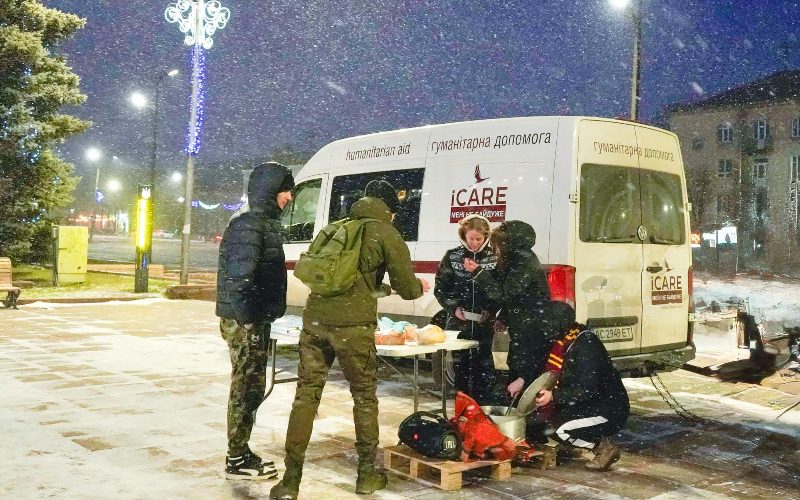 У центрі Коростеня працювала польова кухня: роздавали плов, чай та хліб