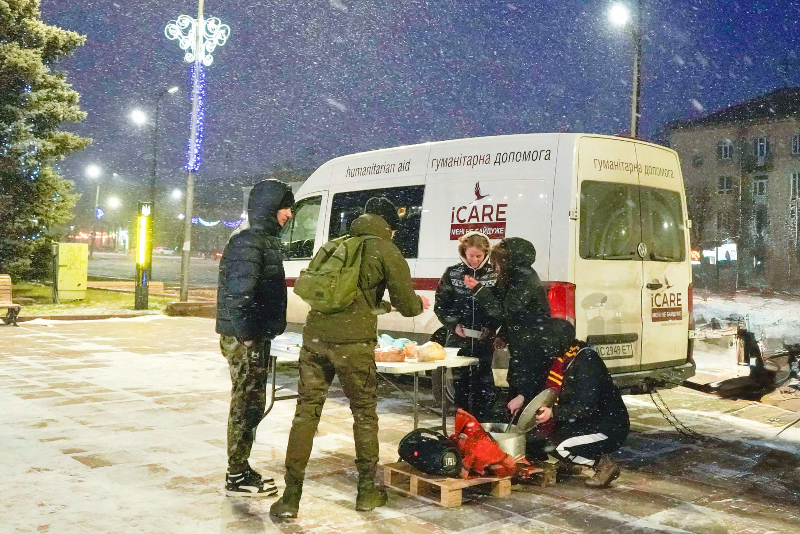 У центрі Коростеня працювала польова кухня: роздавали плов, чай та хліб