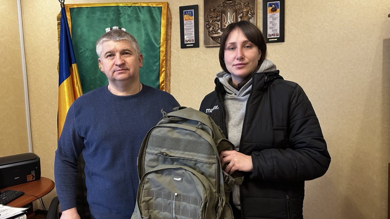 Гума для автівки та тактичний рюкзак – громада Олевщини допомагає своїм землякам на фронті