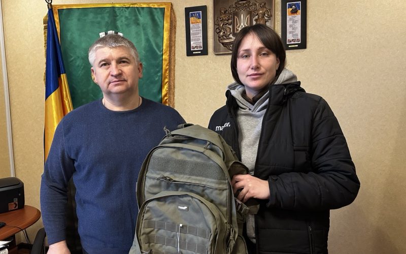 Гума для автівки та тактичний рюкзак – громада Олевщини допомагає своїм землякам на фронті