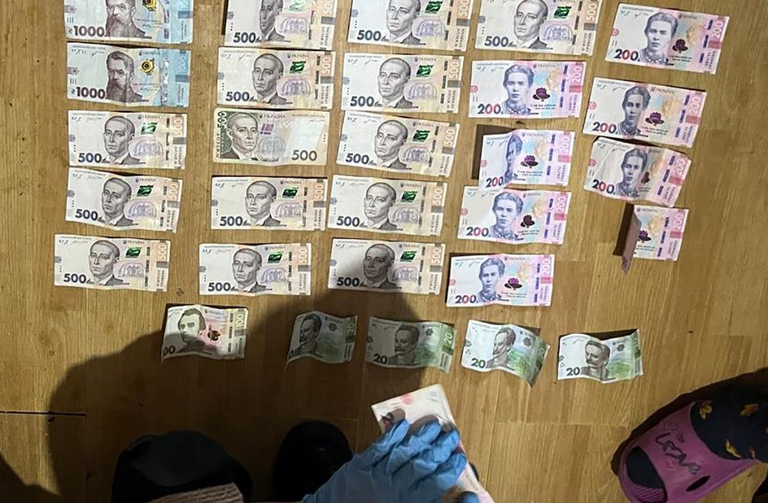 Продавала наркотики на порозі квартири – в Коростені затримали наркодилерку