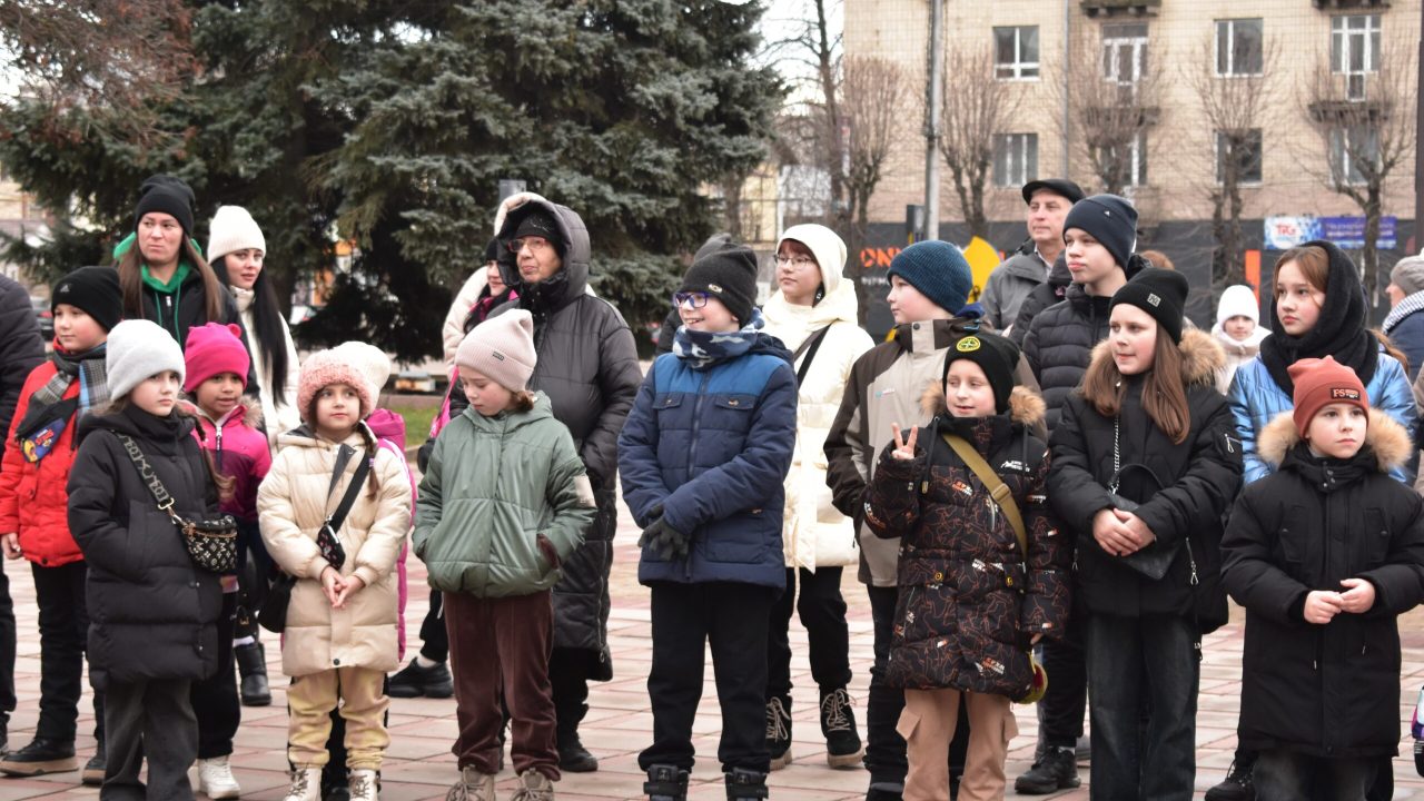 Конкурси, танцювальні флешмоби, подарунки – у центрі Коростеня для дітей організували новорічну програму