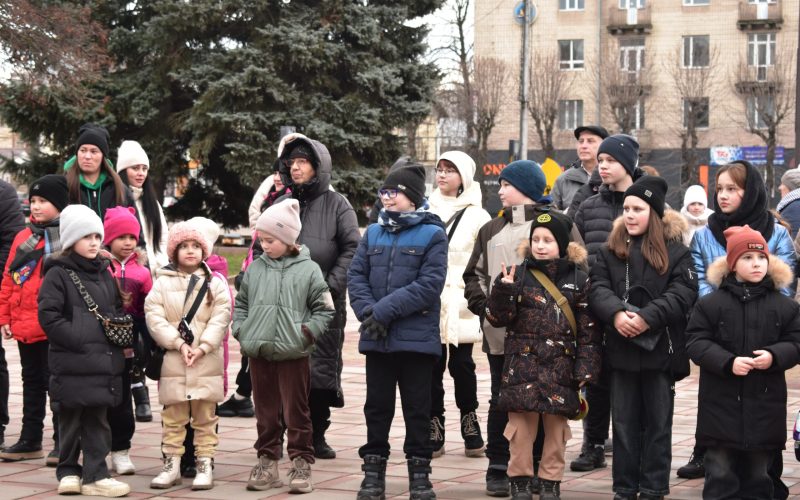 Конкурси, танцювальні флешмоби, подарунки – у центрі Коростеня для дітей організували новорічну програму