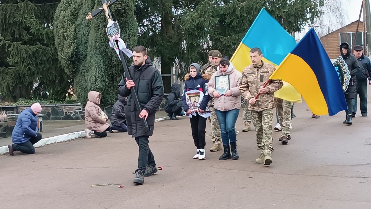Жителі Чоповицької громади на колінах проводжали в останню путь загиблого Захисника Едуарда Рошка