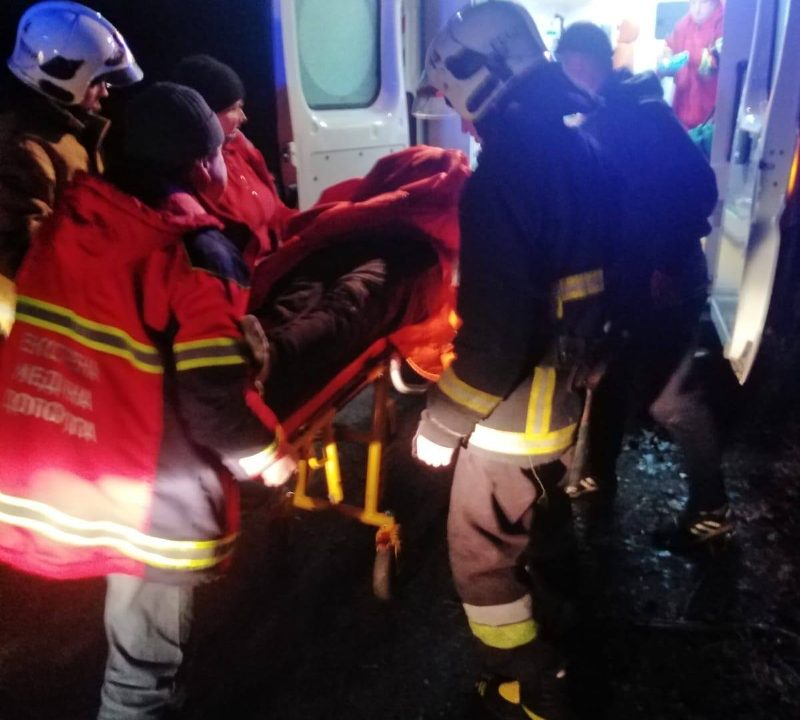У Народичах рятувальники деблокували травмованого водія з автівки