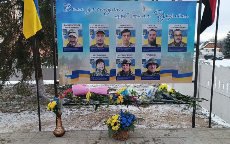 У селі Чоповицької громади відкрили стенд пам’яті загиблих Захисників України