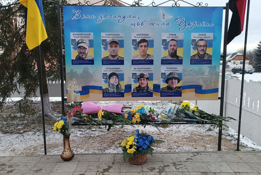 У селі Чоповицької громади відкрили стенд пам’яті загиблих Захисників України