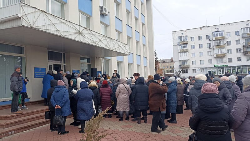 Коростенські чорнобильці знову вийшли на мітинг до міської ради: вимагають повернення доплат