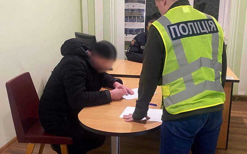 Вкрав обручку загиблого захисника: поліцейські повідомили про підозру працівнику моргу на Малинщині