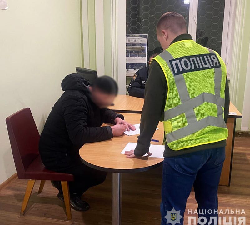 Вкрав обручку загиблого захисника: поліцейські повідомили про підозру працівнику моргу на Малинщині