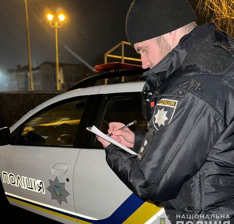 Жителька Лугинської громади під час сварки порізала співмешканця та викликала “швидку”