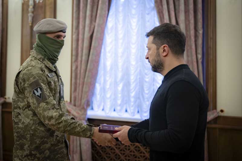 Десантників з Житомирщини за взяття в полон військового КНДР президент нагородив орденами