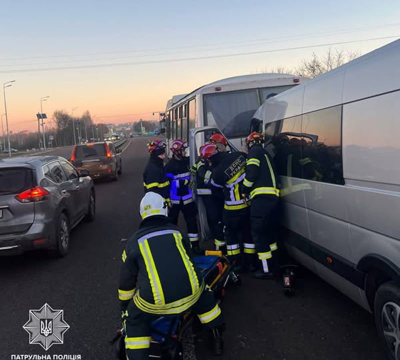 На автодорозі в Житомирській області зіштовхнулися три автобуси