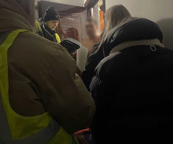 Двоє незнайомців пролізли до будинку жительки Житомирщини: побили та забрали гроші