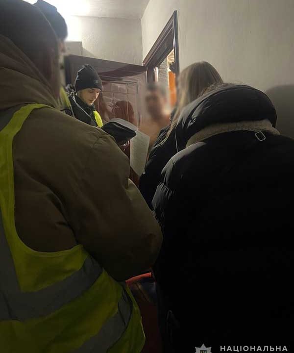Двоє незнайомців пролізли до будинку жительки Житомирщини: побили та забрали гроші