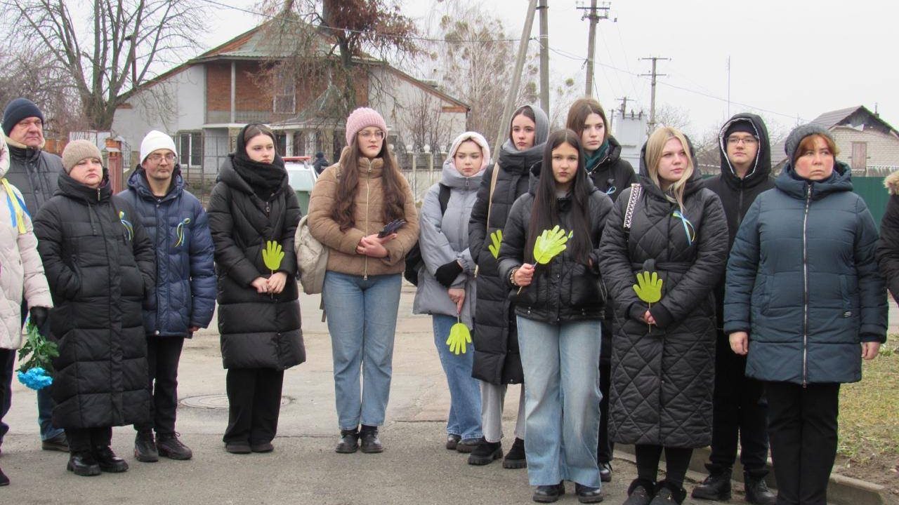 У День Соборності України в Малині відбулося покладання квітів, а підлітки лишили “долоньки” біля стендів загиблих Героїв