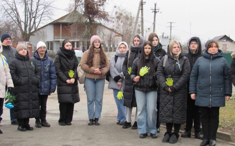 У День Соборності України в Малині відбулося покладання квітів, а підлітки лишили “долоньки” біля стендів загиблих Героїв