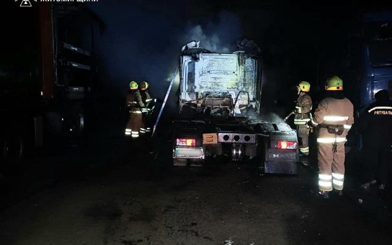 У Коростені вогонь знищив вантажний автомобіль