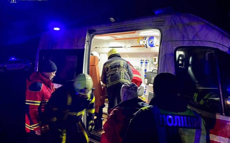 На Олевщині автівка з’їхала у водойму та перекинулась на дах: водія деблокували рятувальники