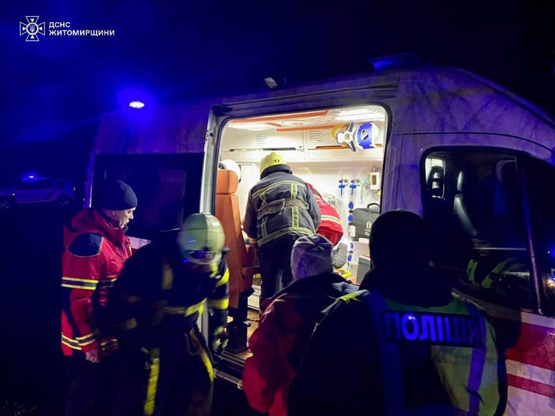 На Олевщині автівка з’їхала у водойму та перекинулась на дах: водія деблокували рятувальники