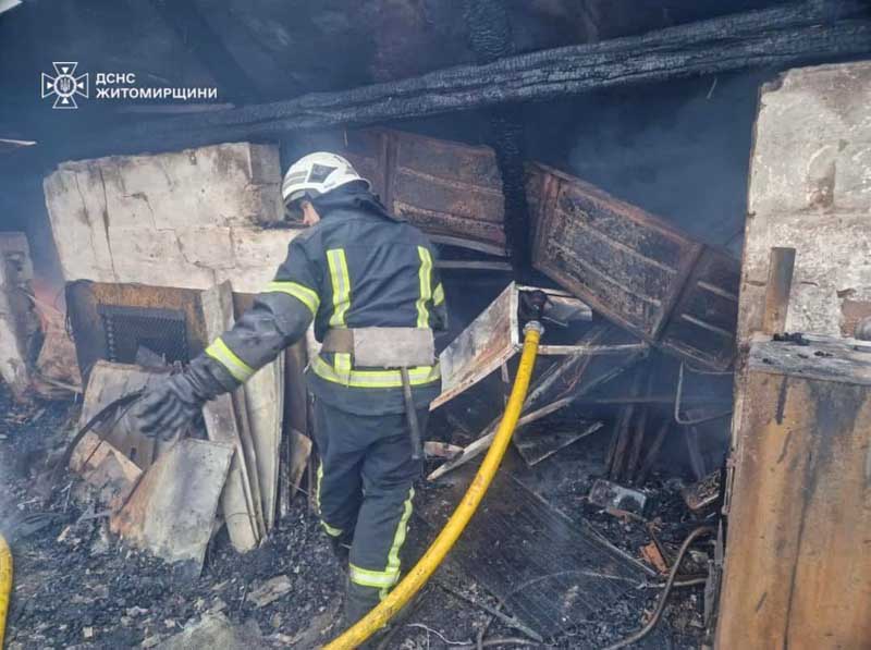 У селі Малинської громади горіли приватні домоволодіння: вогонь знищив сараї та автомобіль