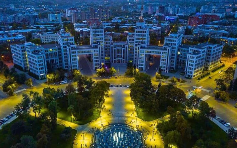 У Харкові знімають новорічні та різдвяні прикраси