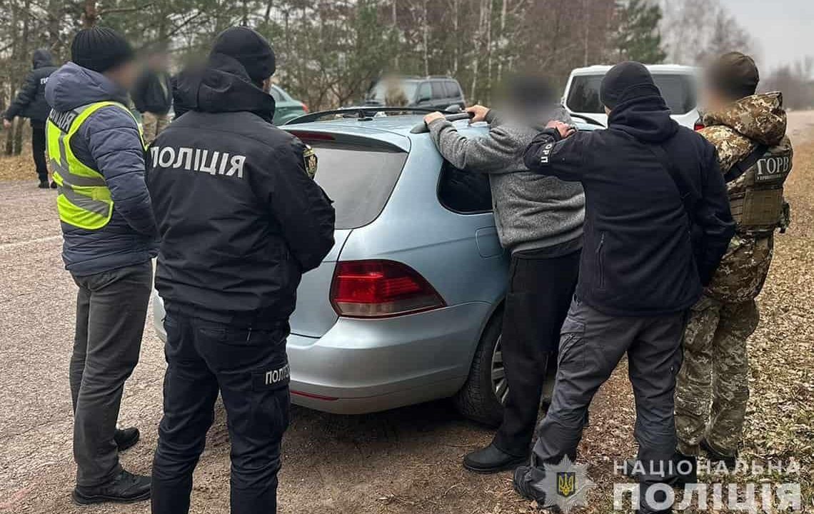 На Коростенщині затримали 61-річного чоловіка, який вивіз трьох “туристів” до державного кордону