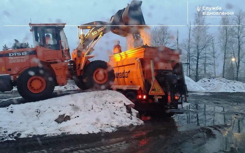 На Житомирщині 25 одиниць техніки обробляли дороги реагентами