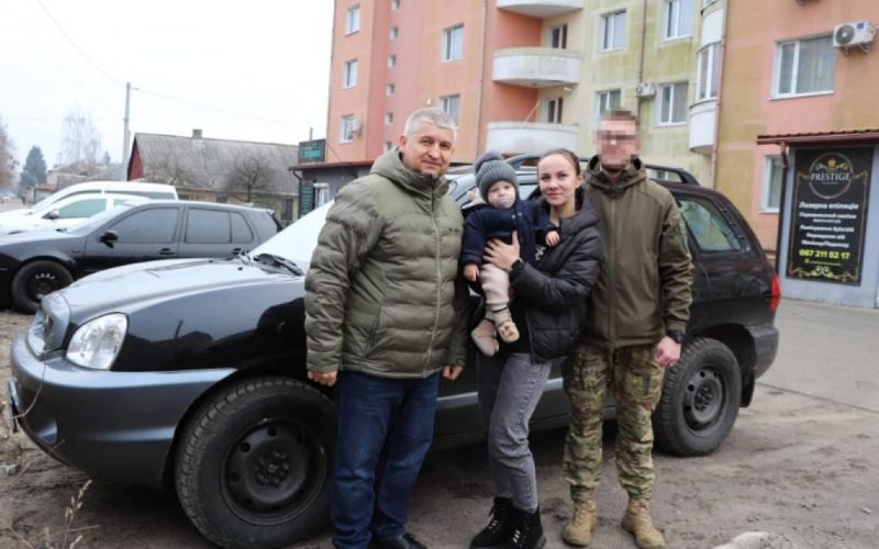 “З миру по нитці” – Олевська громада передала для військового-земляка на Донецький напрямок автомобіль