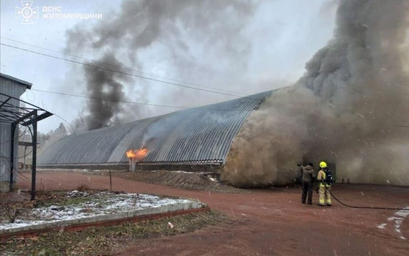 У Коростені горів металевий ангар: майже 20 рятувальників приборкували вогонь