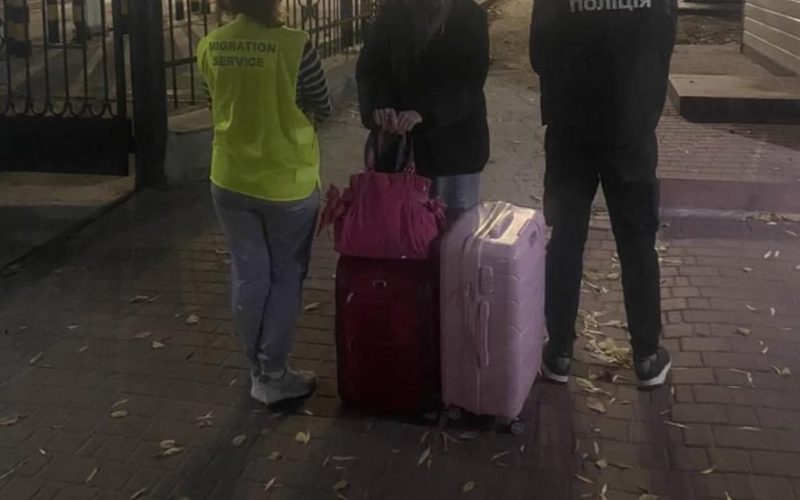 Міграційна служба депортувала з України 63-річну прихильницю росії, яка проживала на території Житомирщини