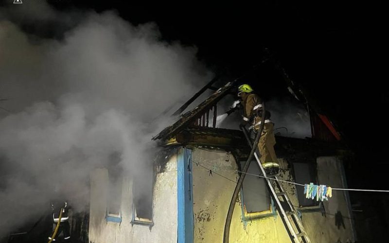 У селі на Овруччині рятувальники дві години ліквідовували пожежу в будинку